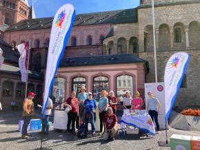 BEMpsy empfängt Wandernde der MUT-TOUR vor dem Mainzer Dom